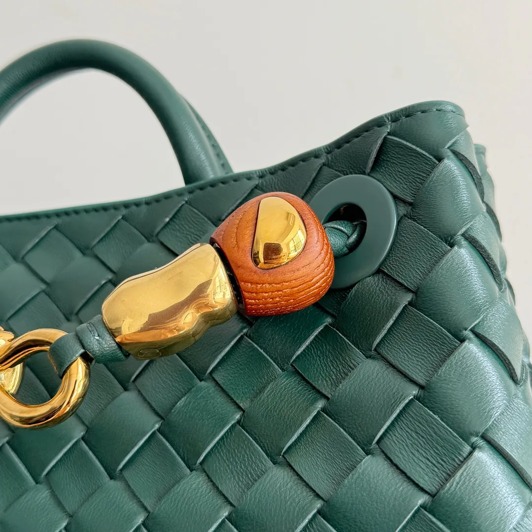 The new Andiamo batch of 3060 BV is shipped‼ ️The classic intercciato weaving process is used to create a soft bag, the metal knot is made of micro-cast aluminum using jewelry technology🪢, and the decorative beads are made of metal and hand-polished oak, allowing you to jump repeatedly between elegance and fun💃, making it unpredictable. Classic and versatile, it shows off your temperament, and the bag has a large capacity, making it very convenient for daily commuting! It has a variety of carrying methods, the shoulder straps can be adjusted by yourself, the original lambskin feels soft and delicate, and the unisex style breaks gender boundaries and brings a more practical and long-lasting use experience. The Andiamo, which has both elegant and casual styles, perfectly interprets the "fashionable old money style". Style No.: 743568+Wood Hardware Color: Emerald Size: 25*22*10.5cm